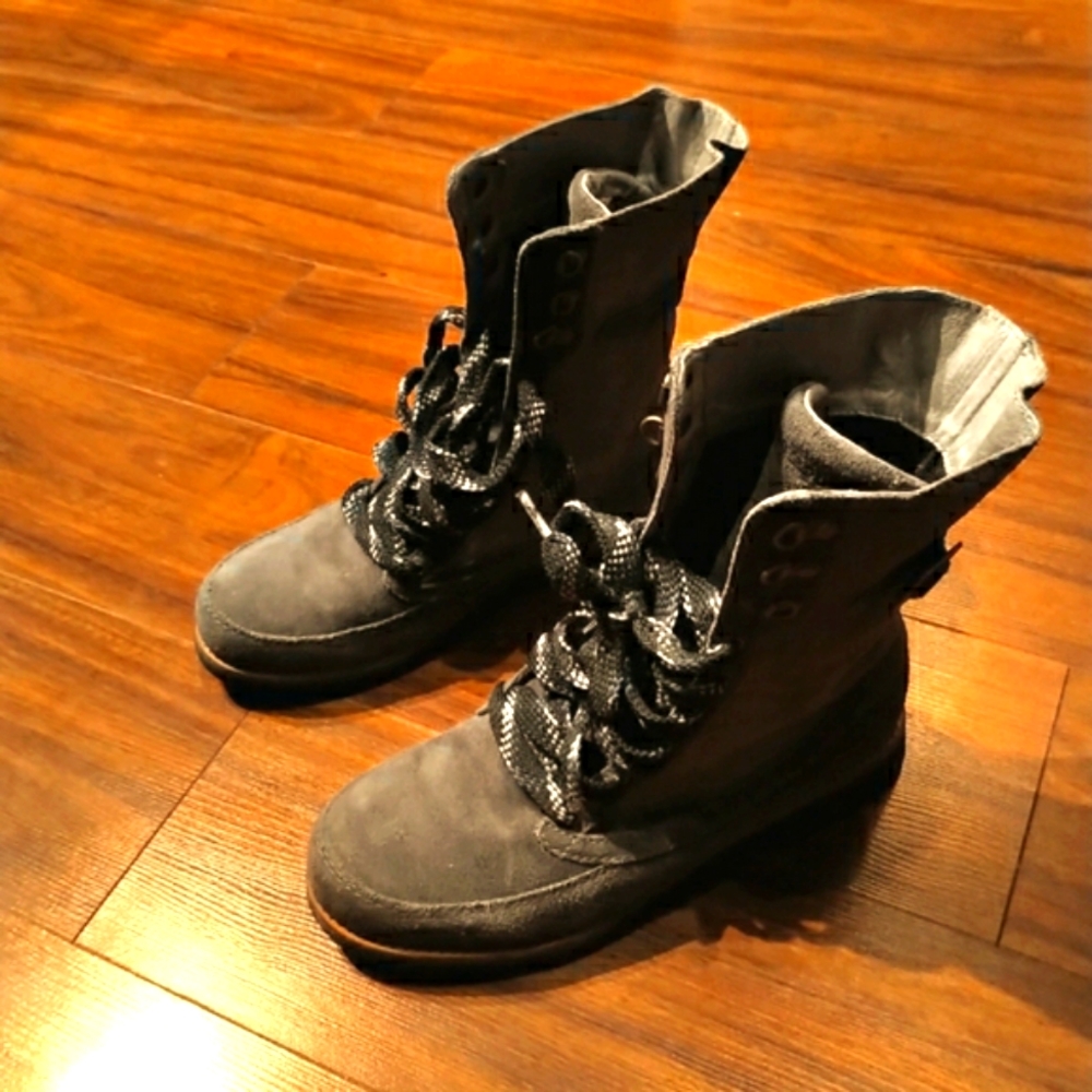 Womens Patagonia beautiful brushed leather grey boots with side buckle